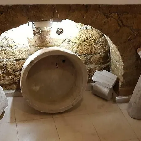 Larrys Castle A/c Studio *