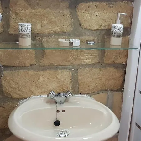 아파트 Larrys Castle A/c Studio